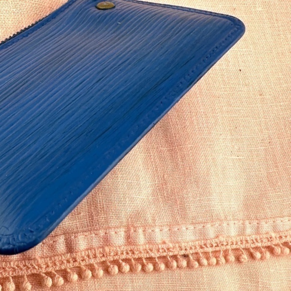 AUTHENTIC Louis Vuitton Epi Key Pouch. Color: Toledo - Picture 7 of 12